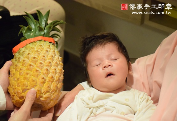 邱寶寶(新北板橋區到府嬰兒寶寶滿月剃頭理髮、免費到府嬰兒剃胎毛儀式吉祥話)。到府剃頭剃胎毛主持、專業拍照、DVD光碟、證書。★購買「臍帶章、肚臍章、胎毛筆刷印章」贈送：剃頭、收涎、抓周，三選一。2015.10.26 照片9